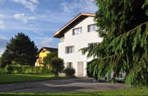 Гостиница Jade B&B, Лез Эвуэт